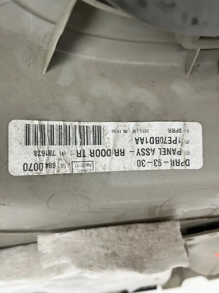 Chrysler Town & Country V (2010 - 2016) Обшивка раздвижной двери — фото 2