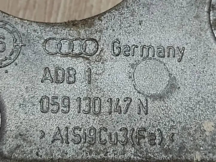 Audi A4 S4 B8 8K (2007 - 2011) 059130147N Кронштейн топливного насоса — фото 1