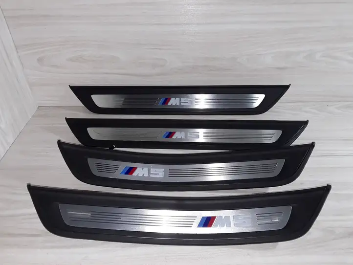 BMW M5 F90 (2017 - 2019) 514780661072 Накладка порога — фото 1