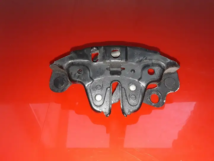 Nissan Qashqai (2013 - 2017) Замок капота — фото 1