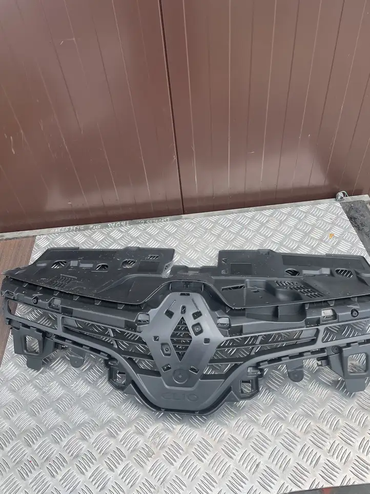 Renault Clio IV (2012 - 2019) 622563184R Верхняя решетка радиатора — фото 1