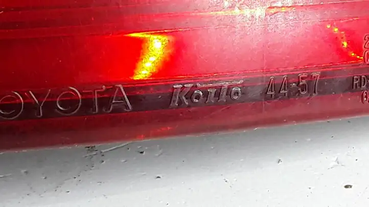 Toyota Avensis Verso (2001 - 2004) Koito4457 Задний фонарь в кузове — фото 2