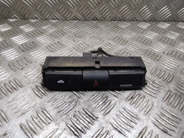 Toyota Corolla Verso AR10 (2004 - 2009) 153965 Включатель аварийных фонарей — фото 1