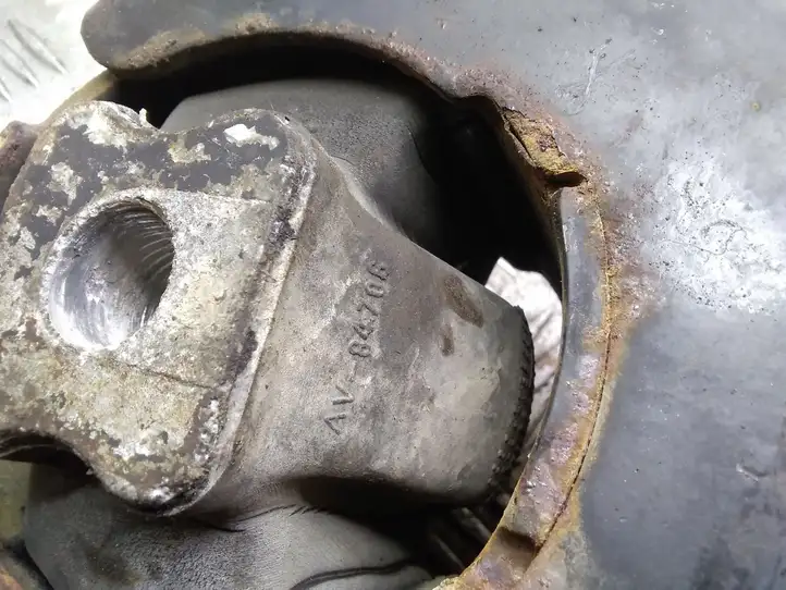 Toyota Corolla Verso AR10 (2004 - 2009) AV84706 Опора двигателя — фото 3
