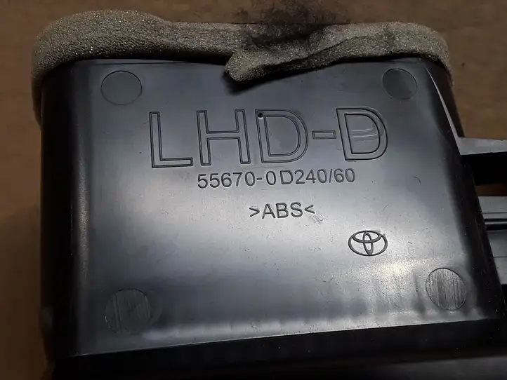 Toyota Yaris (2014 - 2019) 556700D240 Центральный воздушный дефлектор — фото 3
