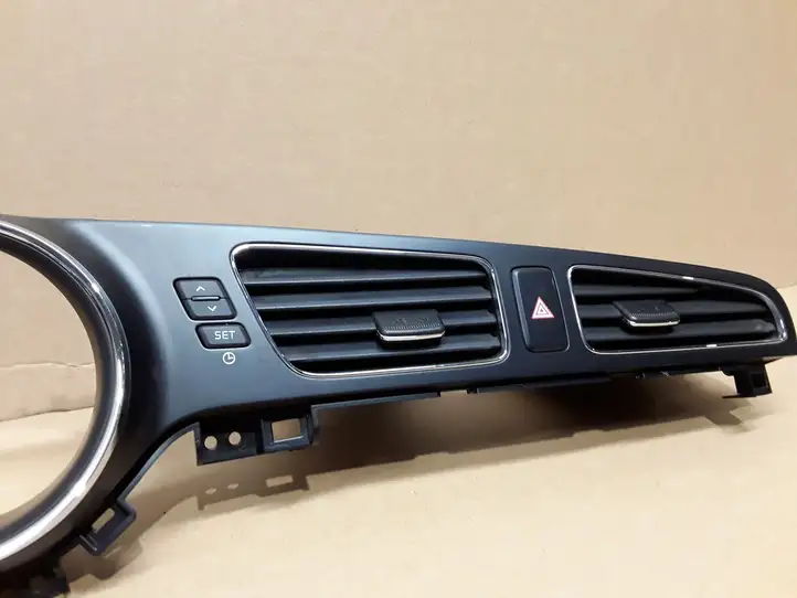 Kia Ceed (2012 - 2015) 97410A2000 Центральный воздушный дефлектор — фото 3