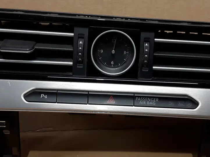 Volkswagen PASSAT B8 (2015 - ) 3G1857083 Центральный воздушный дефлектор — фото 2