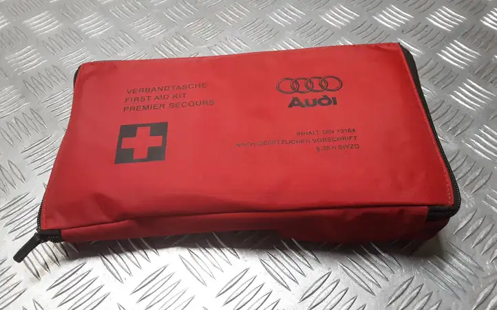 Audi A6 S6 C6 4F (2004 - 2008) 8E0860281 Автомобильная аптечка — фото 1