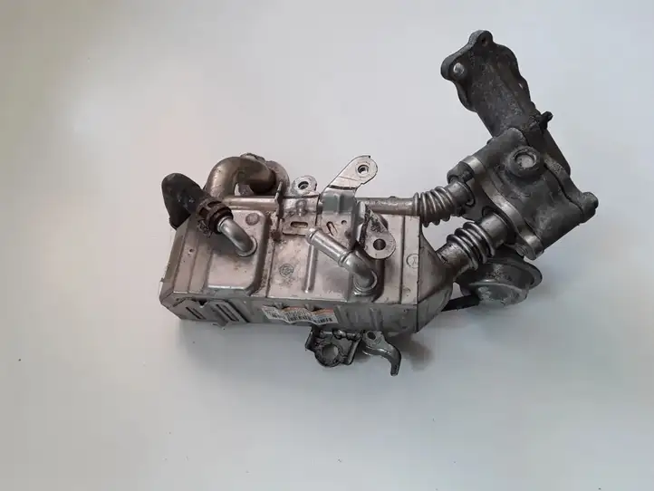 Toyota Yaris (2014 - 2019) 2560133070 Охладитель клапана EGR — фото 1