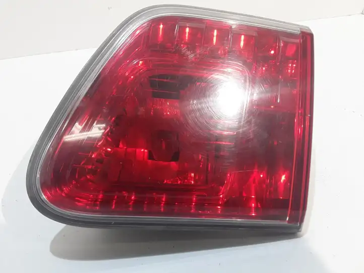 Toyota Avensis T270 (2009 - 2012) 08052 Задний фонарь в крышке багажника — фото 1