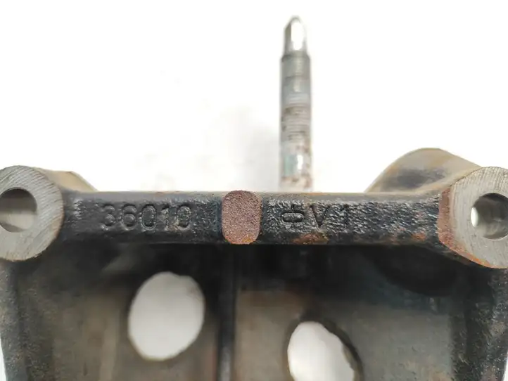 Toyota RAV 4 (XA30) (2006 - 2016) 36010V1 Кронштейн двигателя — фото 3
