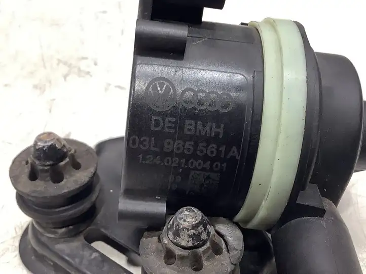 Audi A6 S6 C6 4F (2008 - 2011) 03L965651A Электроциркуляционный насос — фото 4