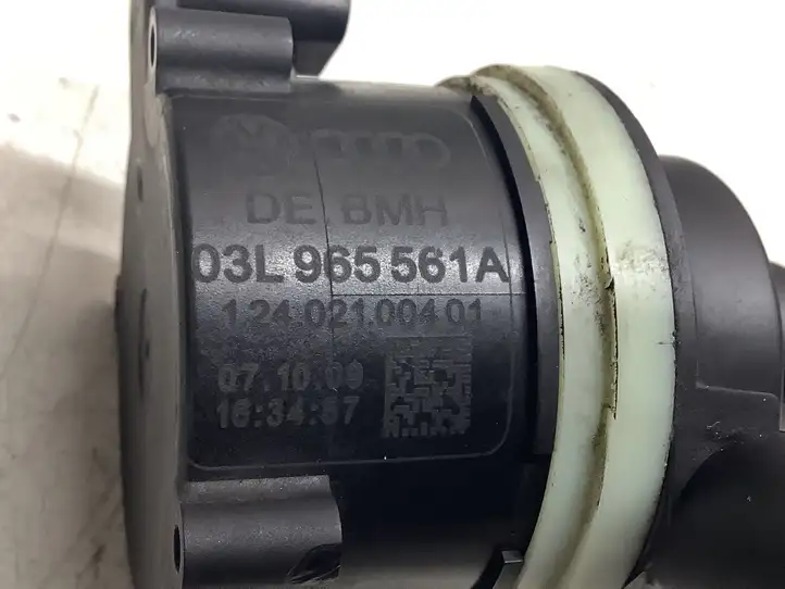 Audi A4 S4 B8 8K (2007 - 2011) 03L965561A Электроциркуляционный насос — фото 4