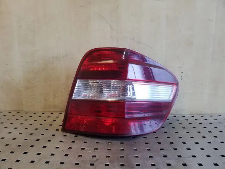 Mercedes-Benz ML W164 (2005 - 2011) A1649061200 Задний фонарь в кузове — фото 1