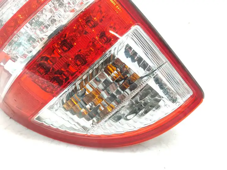 Toyota RAV 4 (XA30) (2006 - 2016) 815600R010 Задний фонарь в кузове — фото 3