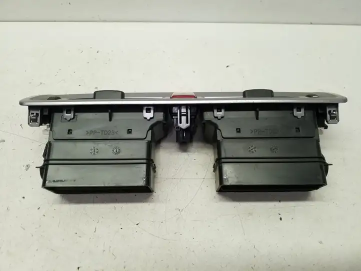 Subaru Outback (BS) (2014 - 2019) U12A22 Центральный воздушный дефлектор — фото 6