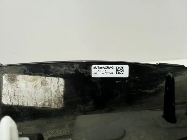 Chrysler Pacifica (2016 - ) 5UT86AXRAG Подсветка номера — фото 9