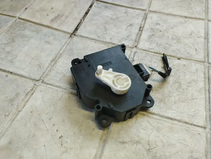 Mitsubishi Colt (2008 - 2012) CZ1138002840 Двигатель задвижки потока воздуха — фото 4