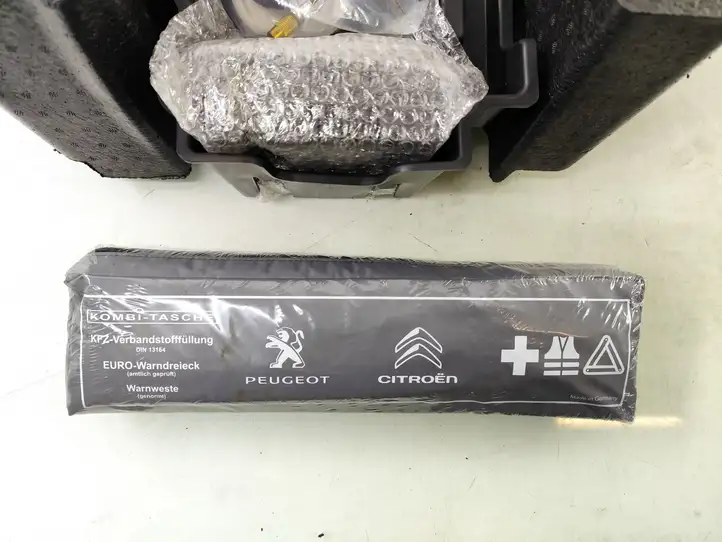 Peugeot 208 (2019 - ) 9837812480 Обшивка ниши запасного колеса — фото 12