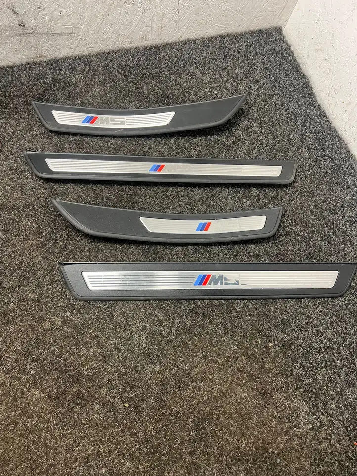 BMW M5 F10 (2013 - 2016) 8050049 Внутренняя отделка переднего порога — фото 1