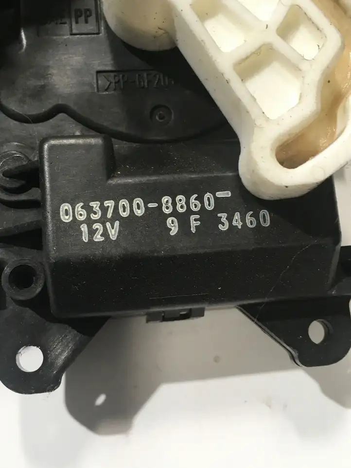 Toyota Land Cruiser (J120) (2002 - 2009) 0637008860 Двигатель задвижки потока воздуха — фото 3