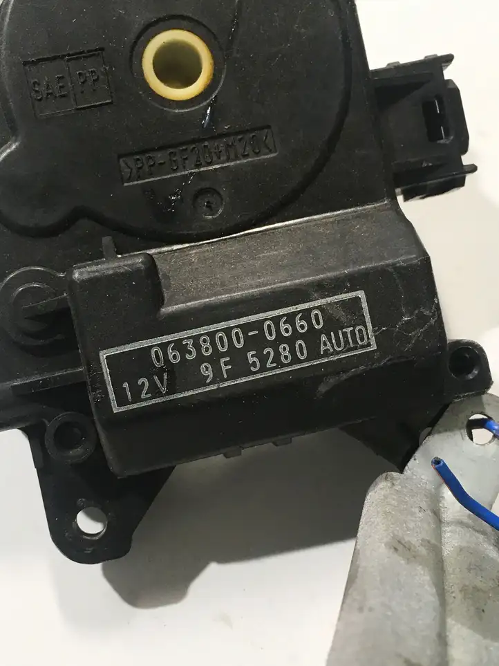 Toyota Land Cruiser (J120) (2002 - 2009) 0637008860 Двигатель задвижки потока воздуха — фото 4