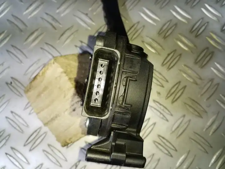 Opel Astra J (2009 - 2012) 13252704 Педаль акселератора — фото 3
