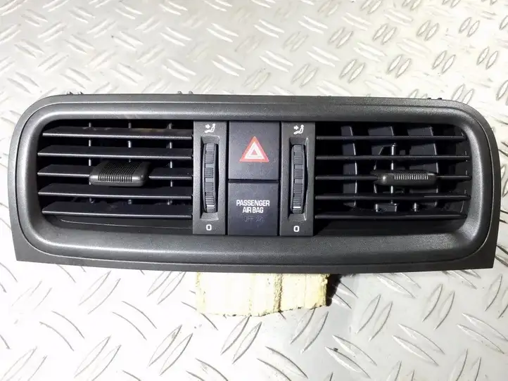 Skoda Fabia Mk2 (5J) (2007 - 2014) 5J0820951 Центральный воздушный дефлектор — фото 1