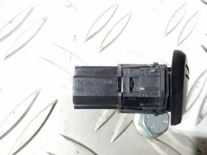 Ford Focus (1998 - 2004) 98AG19B514AD Кнопка закрытия крышки багажника — фото 3