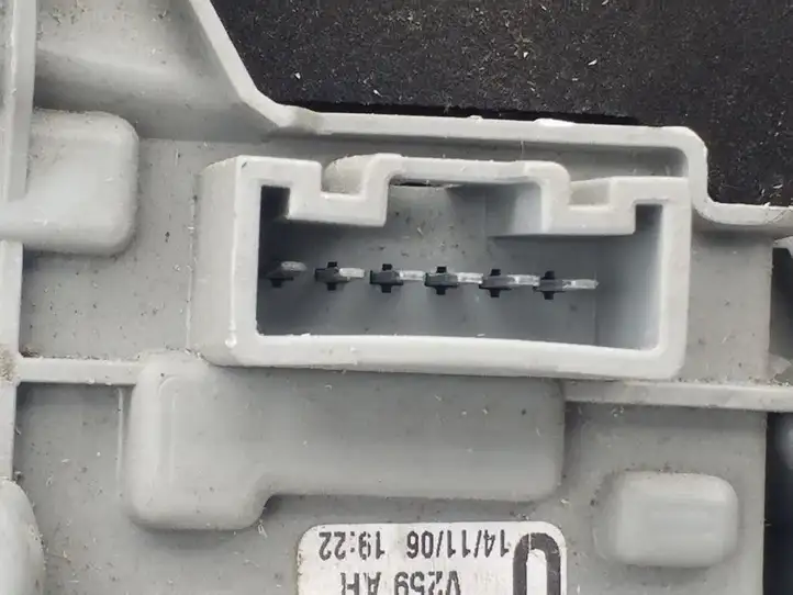 Toyota Corolla E120 E130 (2004 - 2007) 8155002311 Задний фонарь в кузове — фото 2