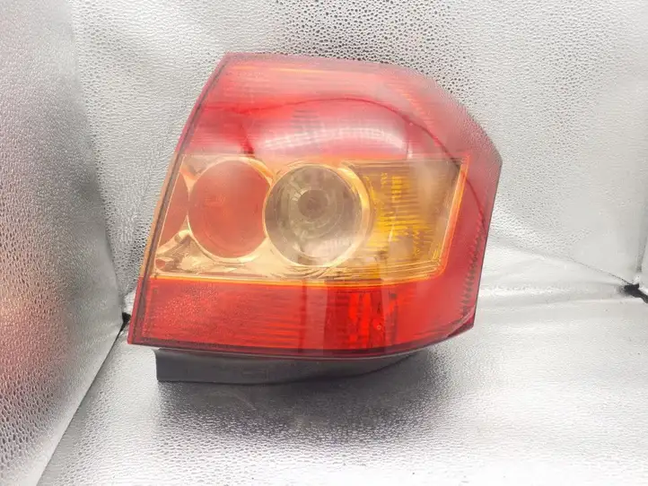 Toyota Corolla E120 E130 (2004 - 2007) B156002311 Задний фонарь в кузове — фото 1