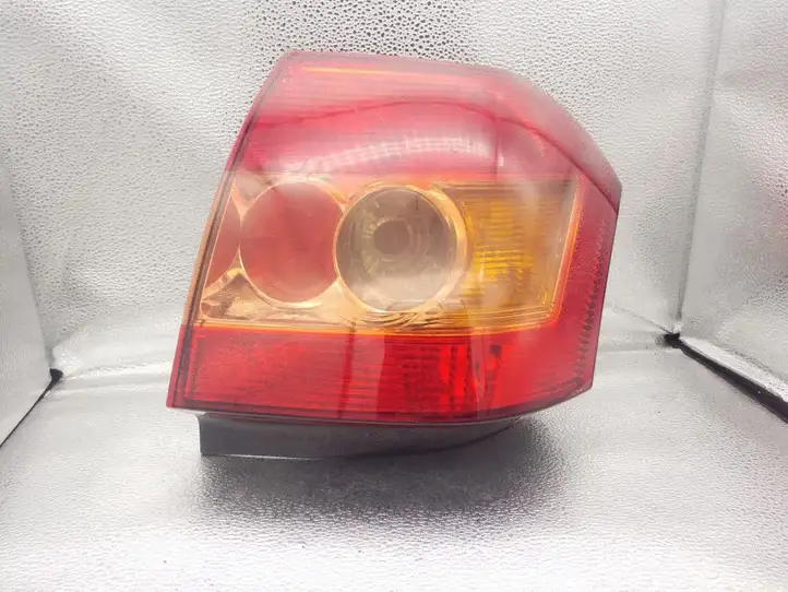 Toyota Corolla E120 E130 (2004 - 2007) B156002311 Задний фонарь в кузове — фото 1