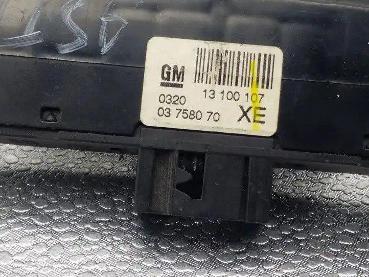 Opel Astra J (2009 - 2012) 13100107 Включатель аварийных фонарей — фото 3