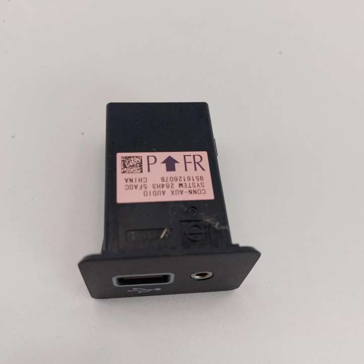 284H35FA0C Nissan Leaf II (ZE1) USB jungtis