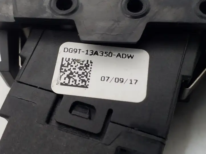 Ford Ecosport (2018 - ) DG9T13A350ADW Включатель аварийных фонарей — фото 3