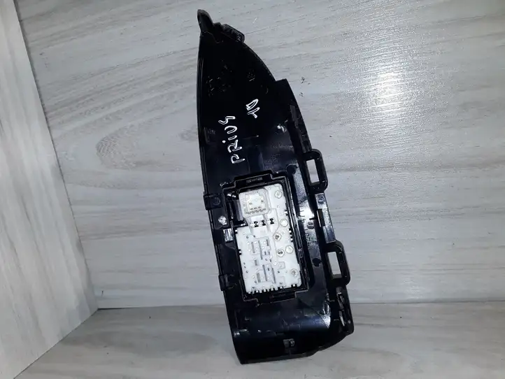 Toyota Prius (XW30) (2009 - 2015) R192801 Блок кнопок стеклоподъемников — фото 1
