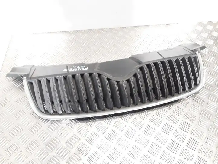 Skoda Roomster (5J) (2010 - 2015) 5J0853668A Верхняя решетка радиатора — фото 1