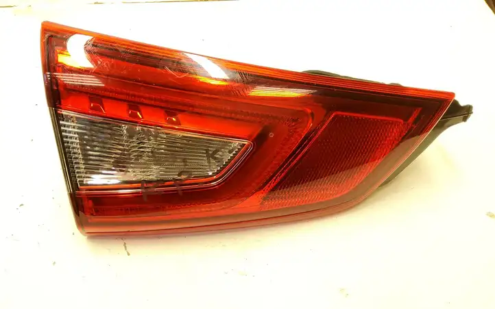 Nissan Qashqai (2013 - 2017) Задний фонарь в крышке багажника — фото 1