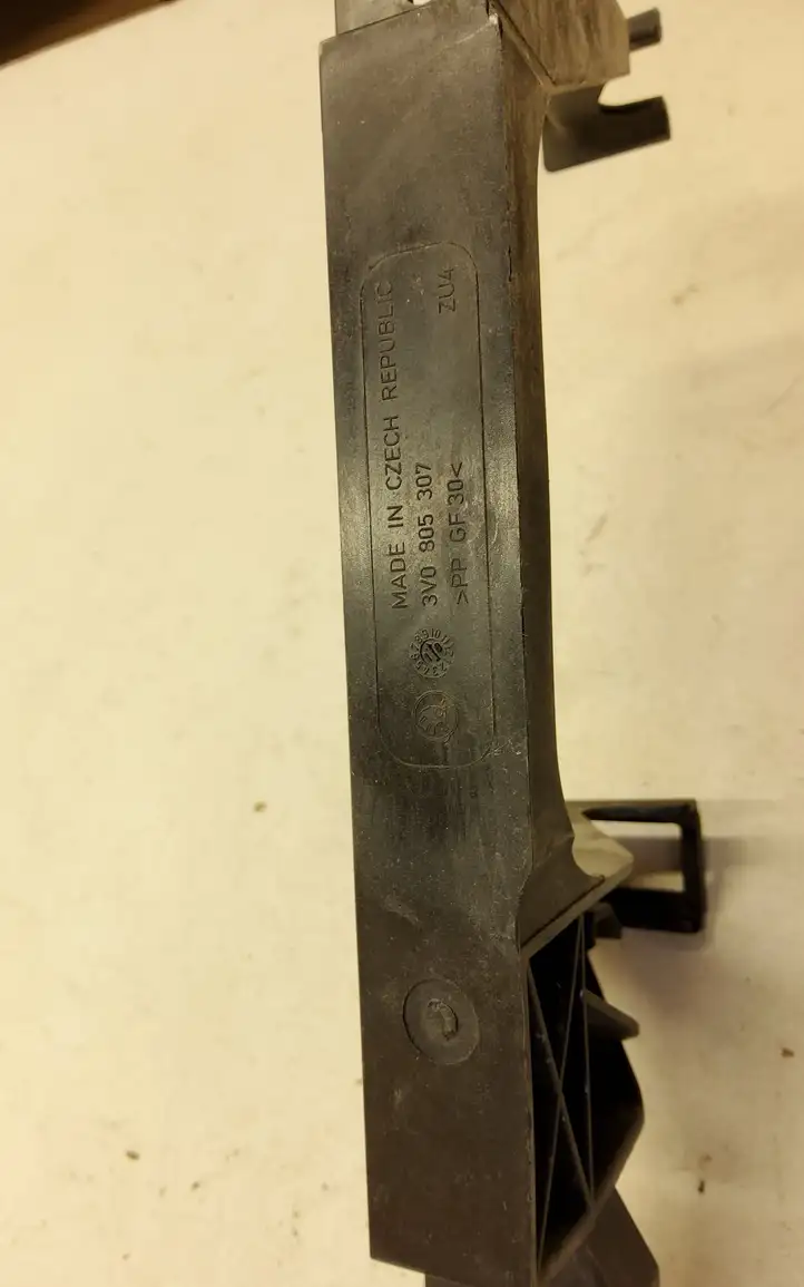 Skoda Superb B8 (3V) (2015 - 2023) 3V0805307 Кронштейн панели радиатора — фото 2