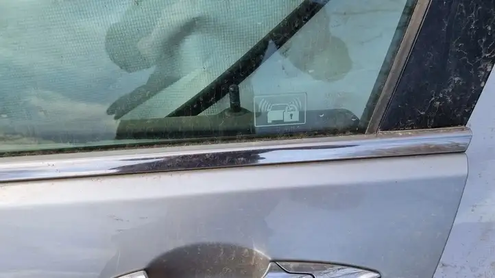 Honda Accord (2003 - 2007) Накладка стекла передней двери — фото 2