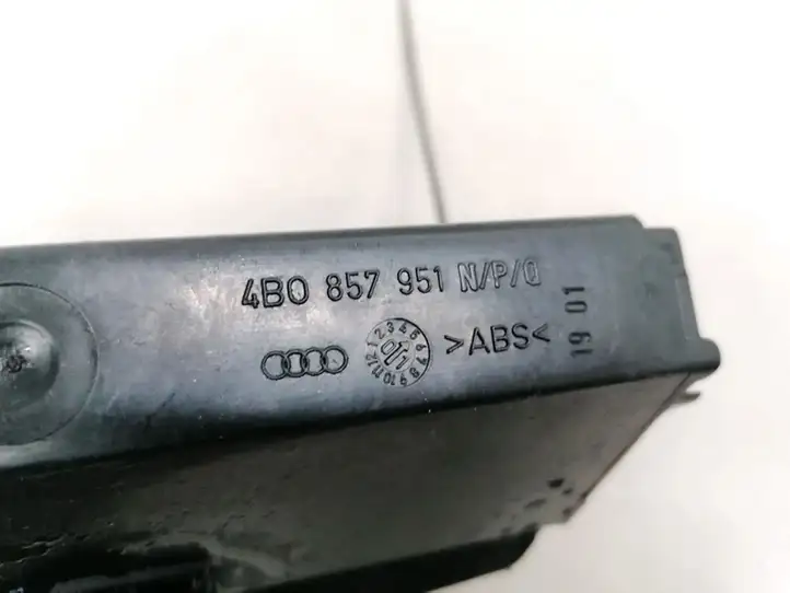 Audi A6 S6 C5 4B (1997 - 2001) 4B0857951 Передняя пепельница — фото 3
