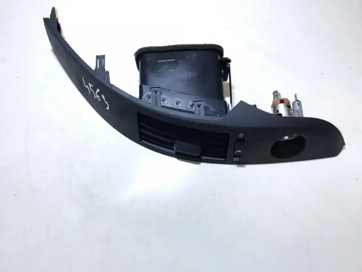 Toyota Corolla Verso AR10 (2004 - 2009) 5567064020 Центральный воздушный дефлектор — фото 1