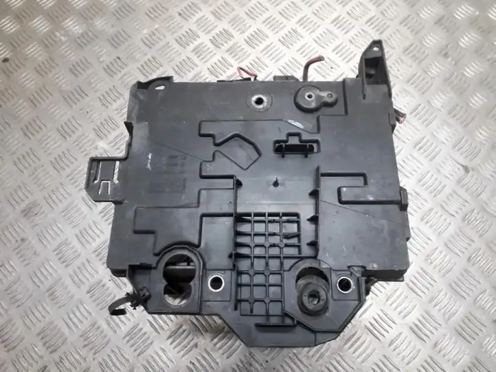 Renault Clio II (2001 - 2005) 8200314272 Крышка ящика аккумулятора — фото 1