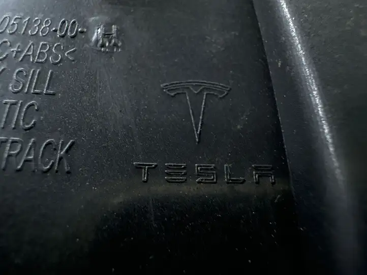 Tesla Model X (2021 - ) 110513800H Прочая отделка задней двери — фото 2