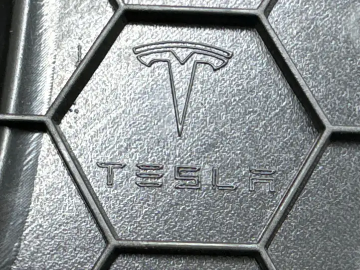 Tesla Model X (2021 - ) 110513200F Прочая отделка задней двери — фото 6
