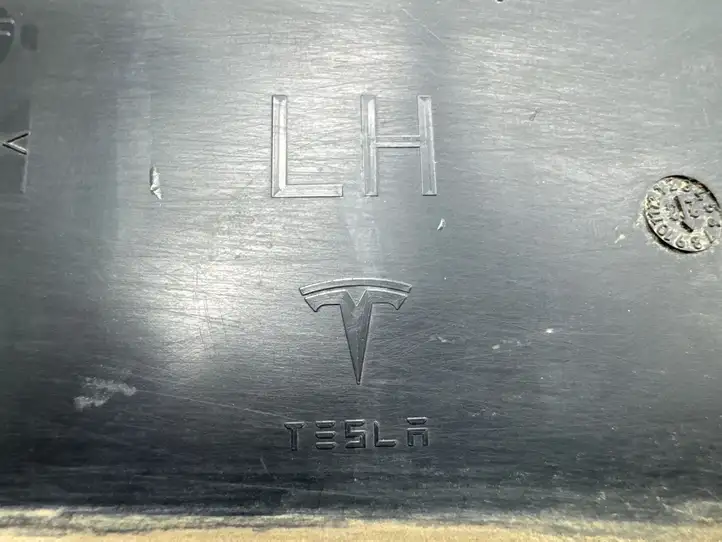 Tesla Model X (2021 - ) 103520300F Прочая отделка задней двери — фото 8