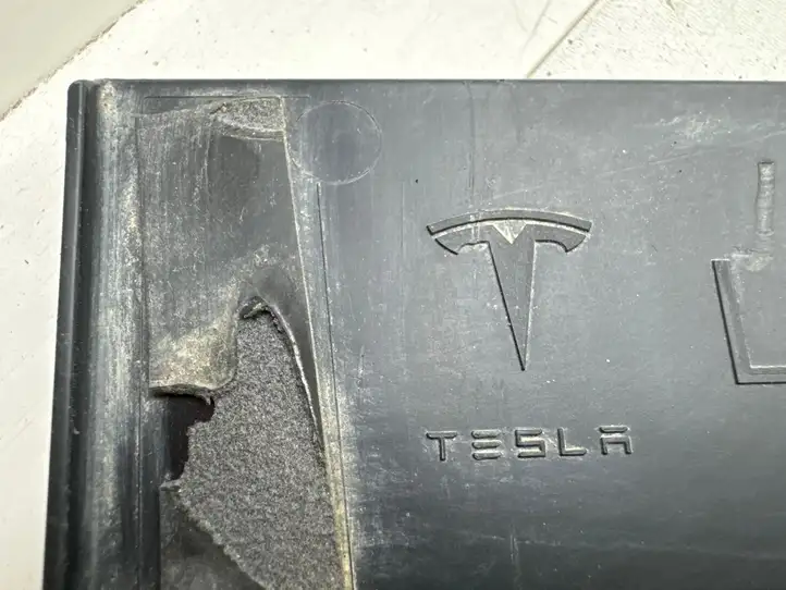 Tesla Model X (2021 - ) 103511900E Прочая отделка задней двери — фото 8