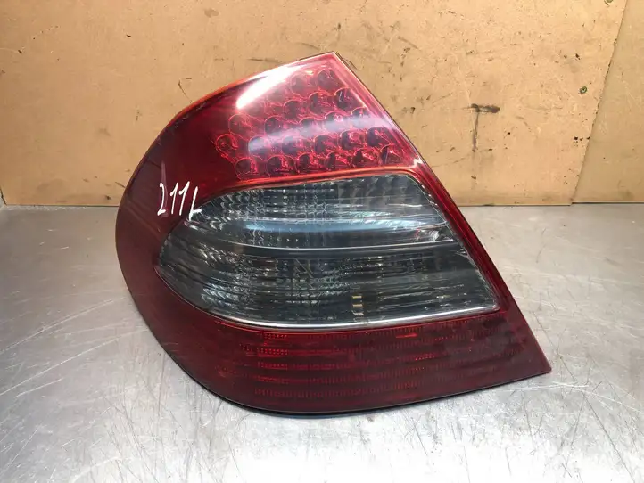 Mercedes-Benz E W211 (2002 - 2009) A2118202564 Задний фонарь в кузове — фото 1