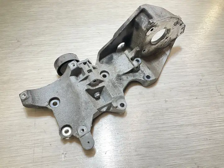 Volkswagen Polo V 6R (2009 - 2015) 03L903143Q Кронштейн топливного насоса — фото 1