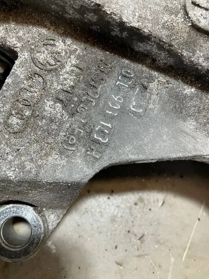Audi Q5 SQ5 (2008 - 2012) 03L906143H Кронштейн топливного насоса — фото 2